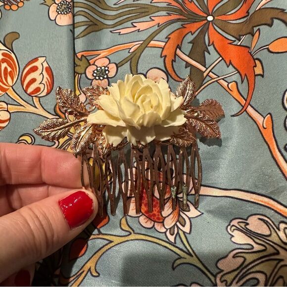 Ivory Rose Hair Comb - Picture 4 of 7